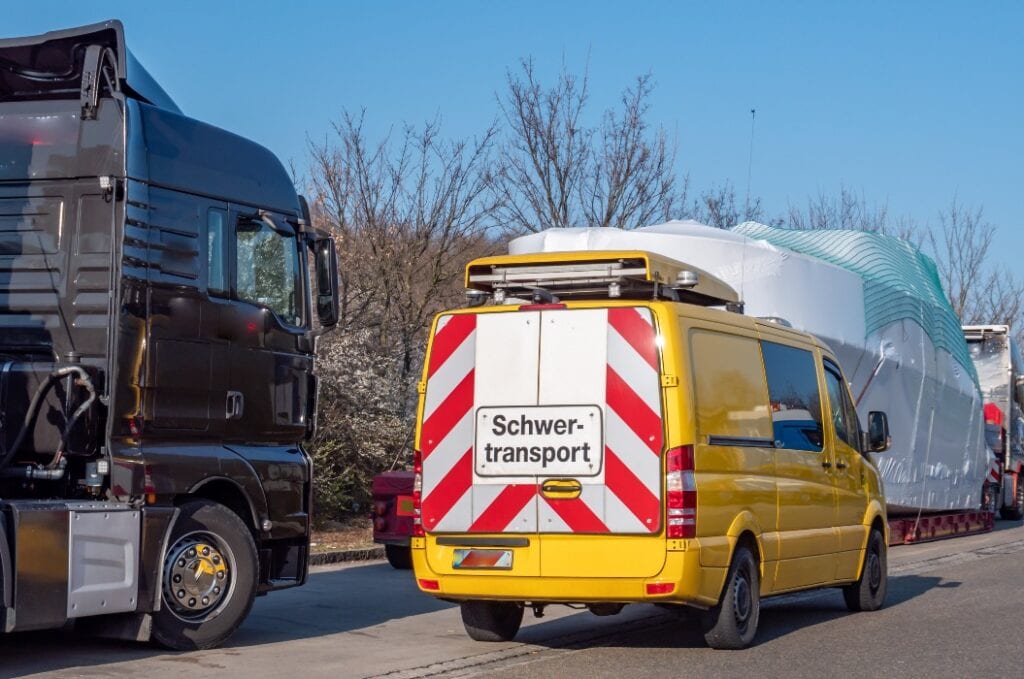 Sicherungsfahrzeug für Begleitung von Schwertransporten